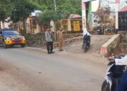 Cegah Kemacetan, Polsek Donggo Laksanakan Rawan Pagi di Depan SMPN 1 Donggo