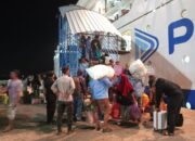 Polsek Kawasan Pelabuhan Laut Bima Amankan Proses Embarkasi dan Debarkasi Penumpang Kapal KM. AWU di Pelabuhan Bima