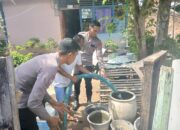 Sat Binmas Polres Bima Kota Laksanakan Kegiatan Pembagian Air Bersih untuk Warga Kelurahan Dara