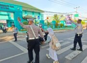 Satlantas Polres Bima Kota Laksanakan Rawan Pagi, Bantu Anak Sekolah dan Pejalan Kaki Menyeberang Jalan
