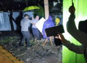 Personil Polsek Wawo Bantu Evakuasi Barang Warga Terdampak Banjir di Desa Maria